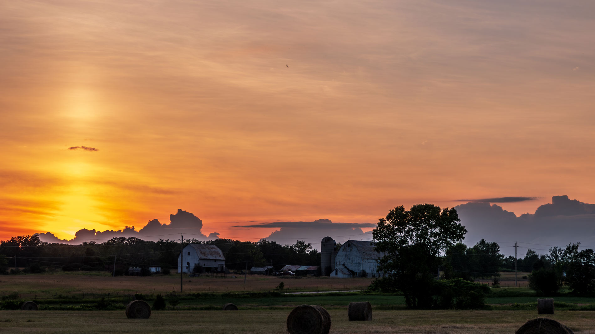 Un lever de soleil sur les terres agricoles de Belleville, Ontario.